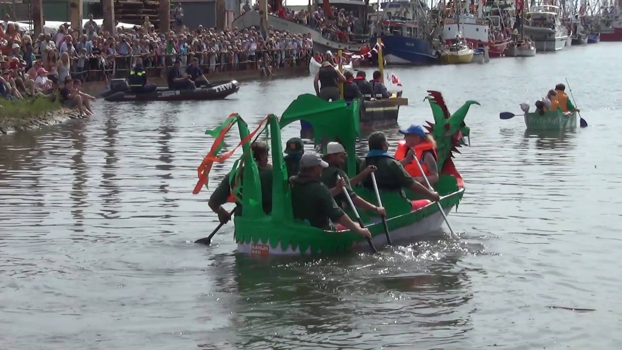 Papierboot Regatta Büsum 2016 | Erwachsene auf dem Papierboot