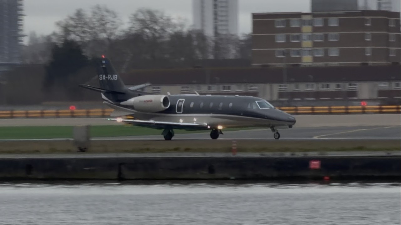 London City Airport (LCY/EGLC) Close Up Takeoffs & Landings Plane Spotting