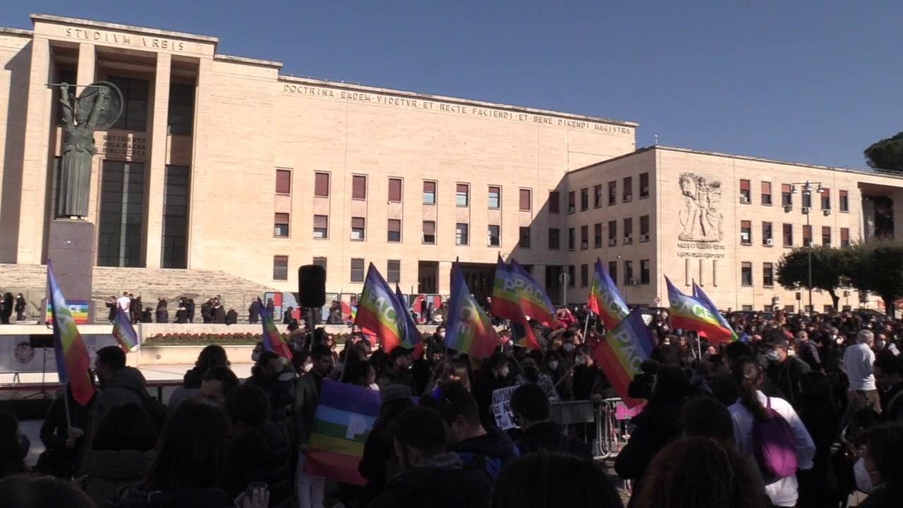 Studenti ucraini, russi e italiani manifestano contro la guerra davanti all'università La Sapienza