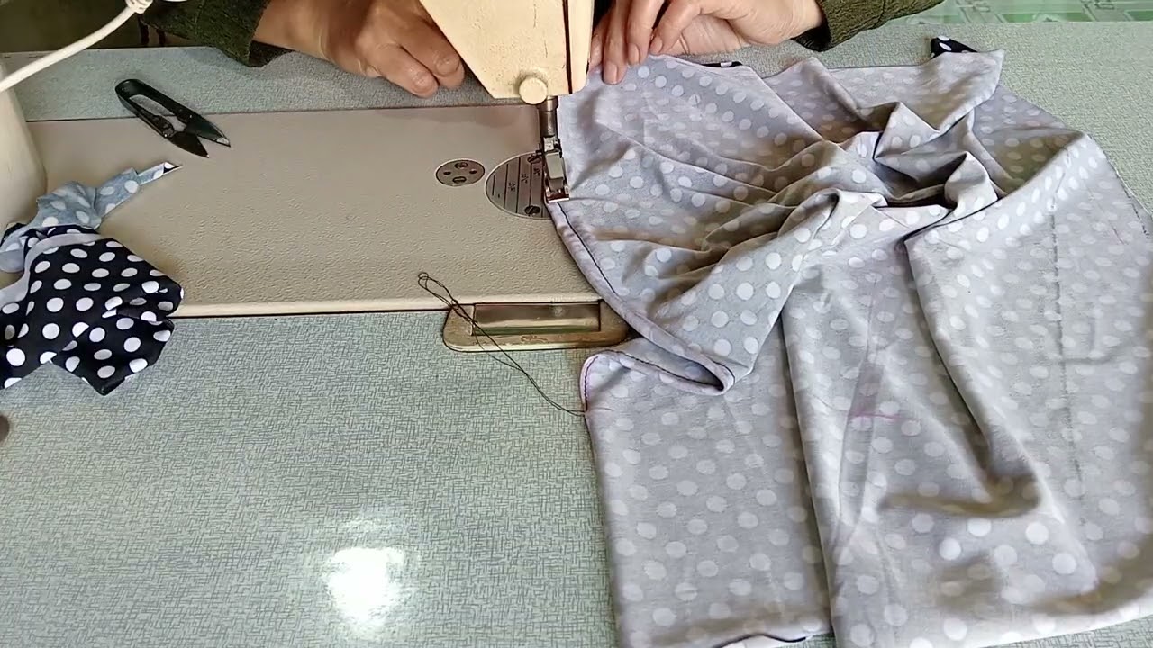 May áo cổ vuông tay cánh tiên...