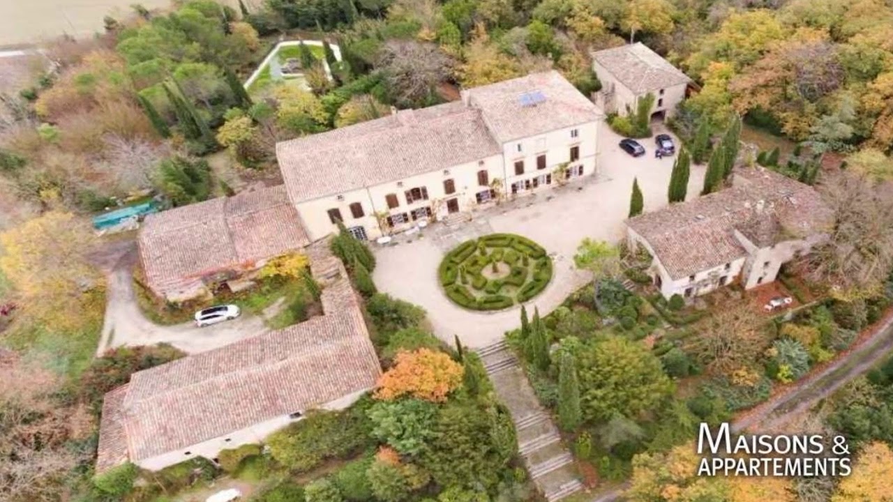 MONTFERRAND - MAISON A VENDRE - 1 550 000 &euro; - 2900 m&sup2; - 30 pi&egrave;ces