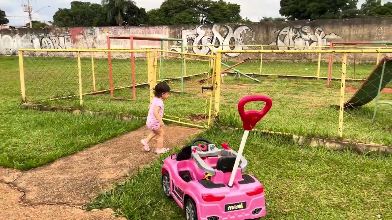 Manuela passeando no parquinho - 18/01/26