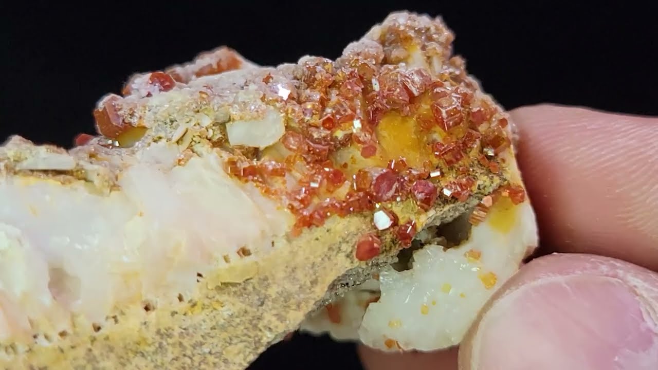 Vanadinite on Barite #4 &bull;  Pb₅(VO₄)₃Cl on BaSO₄