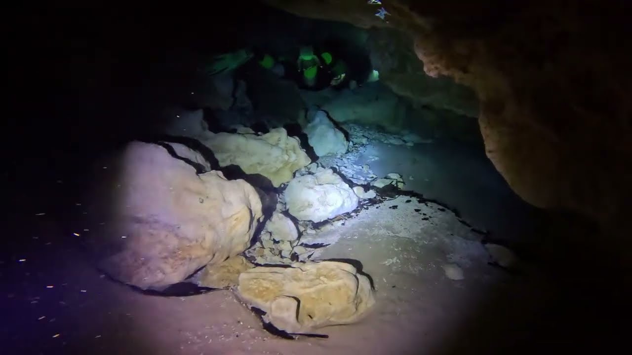 Ginnie Springs Cavern – The Ballroom | Epic Florida Cave Dive Adventure