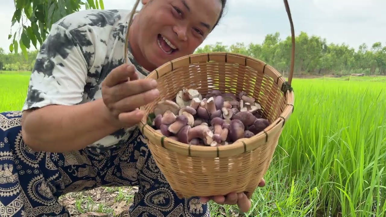 หัวใจจะวายเมื่อสาวเฉิ่มมาเจอแบบนี้ เห็ดขมออกเต็มทุ่งนา โคตรหมาน