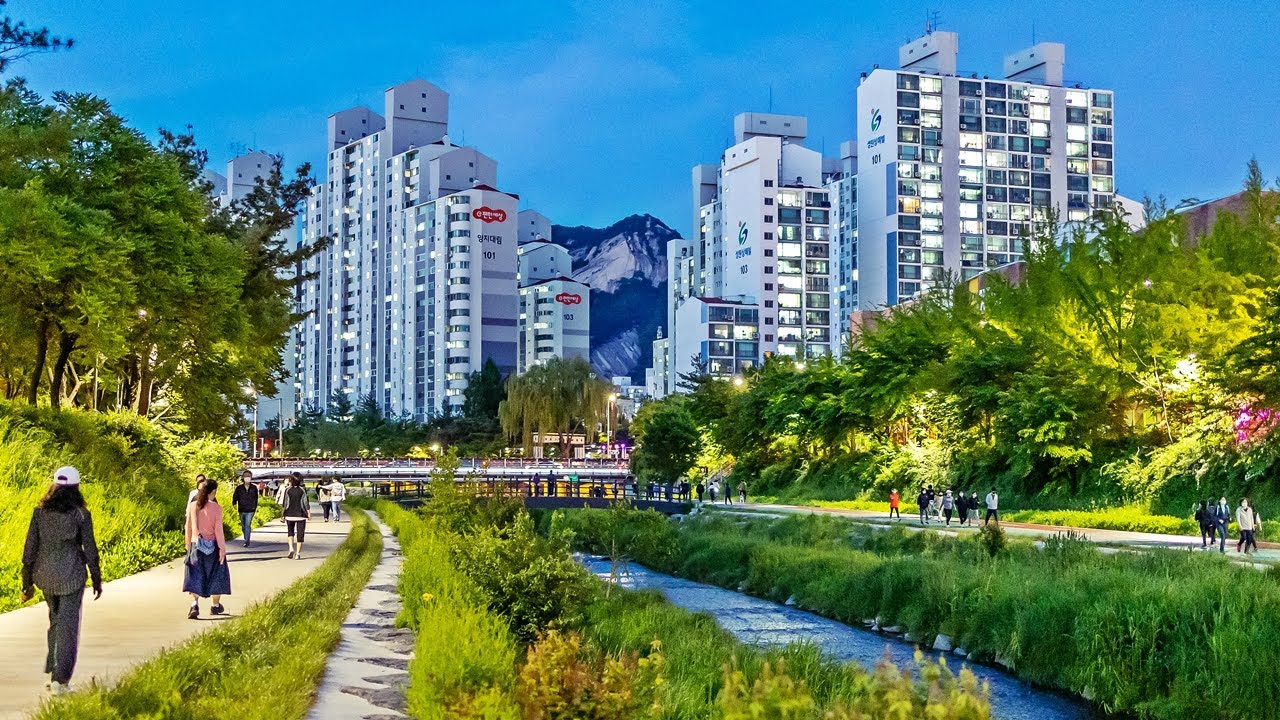 [4K] Peaceful evening walk in Seoul, Danghyun Stream - Nowon | 평화로운 저녁의 당현천의 야경과 노원구 아파트 풍경