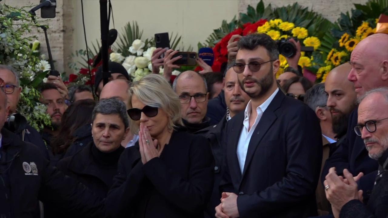 Funerali Costanzo, l'uscita del feretro sulle note del talk show: la commozione di Maria De Filippi