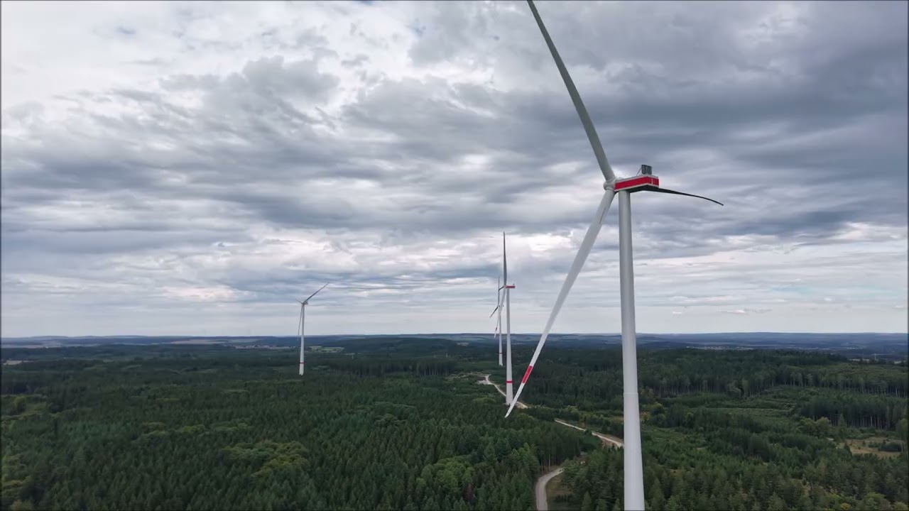 Drohnenflug bei Windrädern.