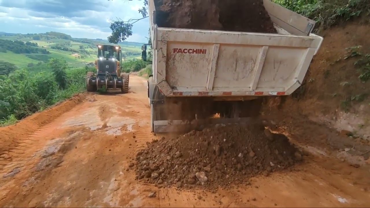 Motoniveladora xcmg 1803 em manutenção de estradas.XCMG motor grader 