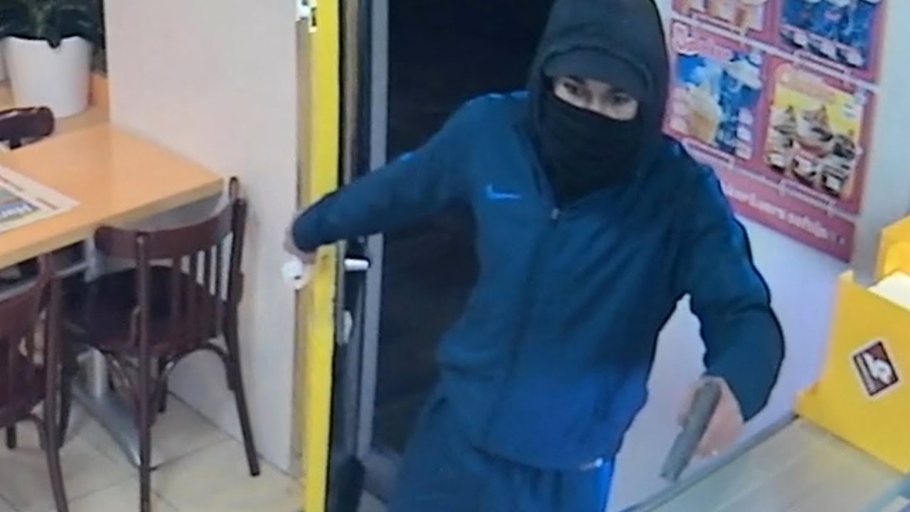 Helmond: Man met vuurwapen graait kassa cafetaria leeg