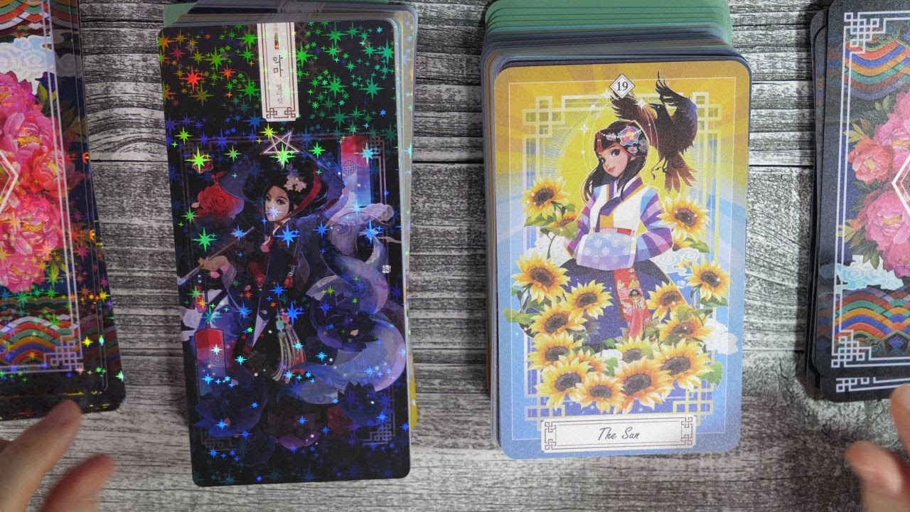 Traditional Korean Tarot by Bana, holographic and plastic versions flipthrough