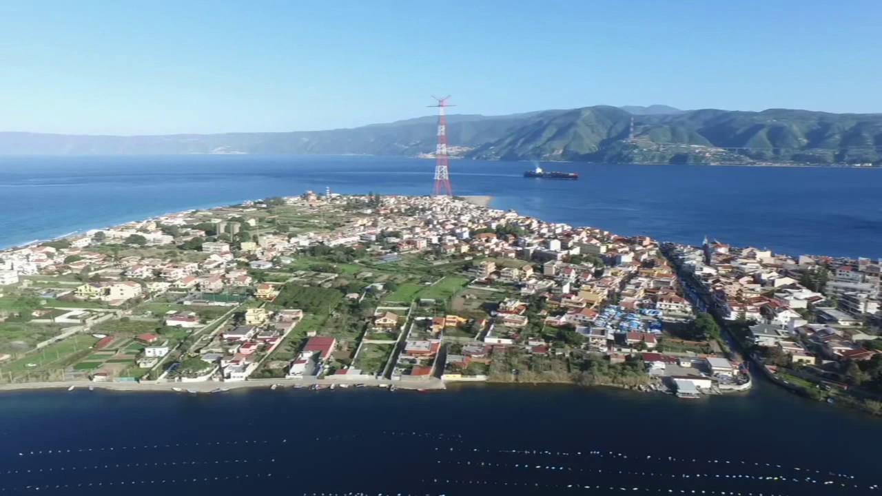 un viaggio dal porto di Messina fino a Torre Faro