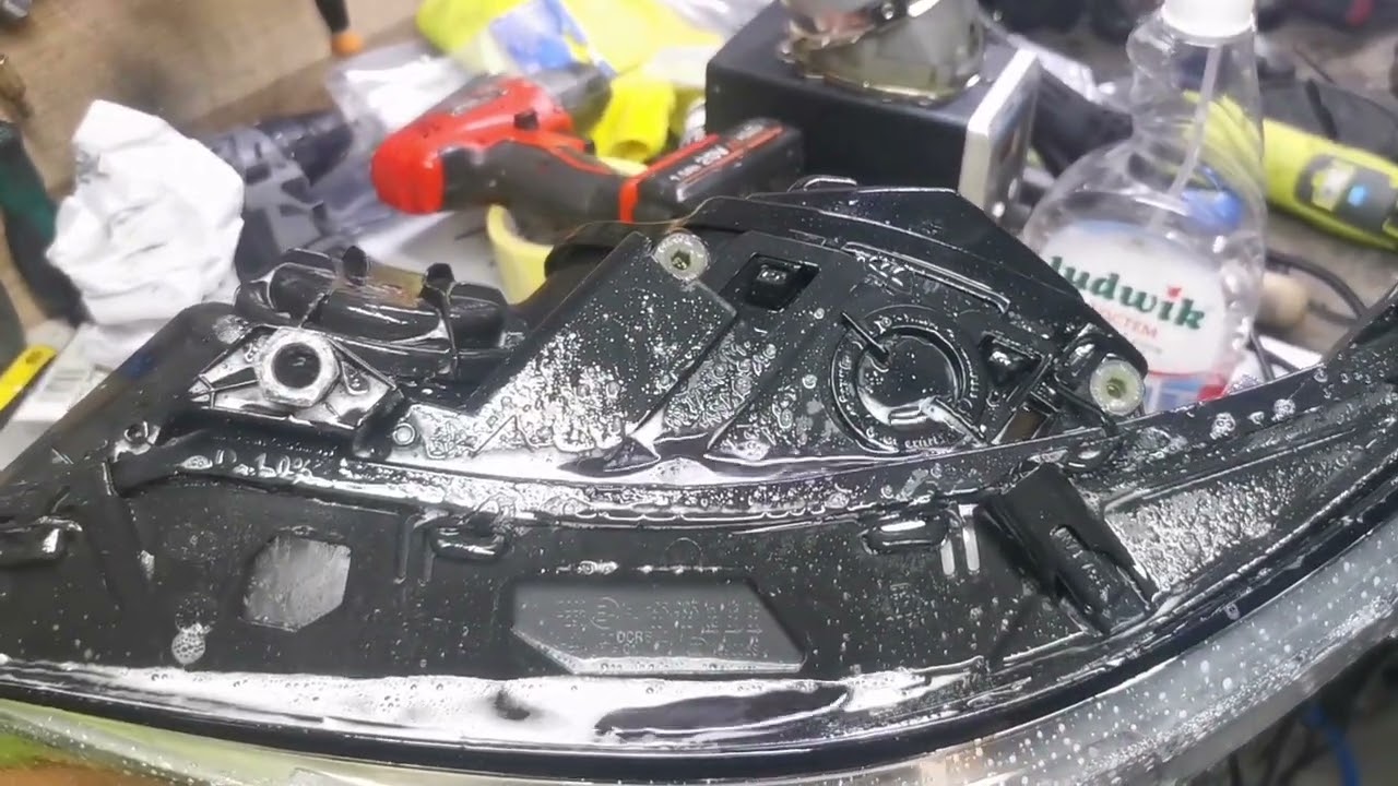 BMW5 e60 E61 dlaczego lampy parują? skąd woda wewnątrz lampy e-mail motolampy@gmail.com