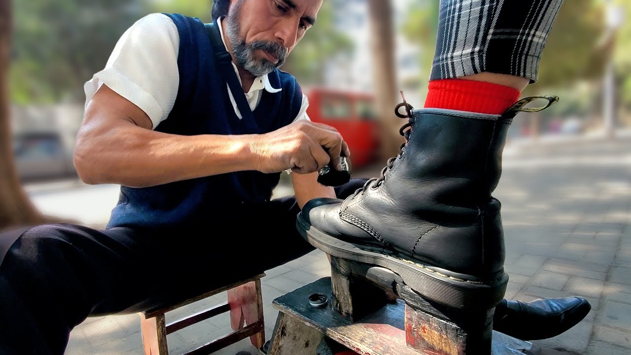 DR MARTENS are BACK! Street Shoe Shine by Tomas El Buki in Mexico City 🇲🇽 ASMR Cleaning + INTERVIEW