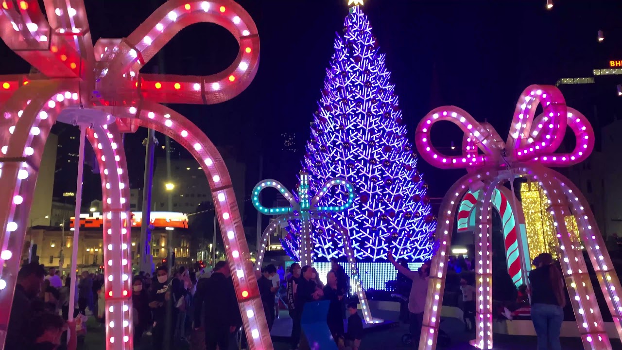 Federation Square Melbourne Christmas Lights 2021 - take a walk around Federation Square with us!