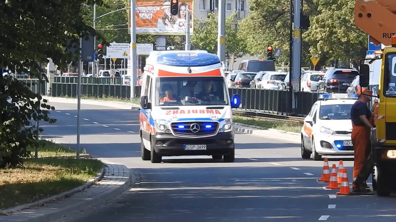 Alarmowe przejazdy karetek 4 lipca 2018. Na sygnałach karetka pogotowia ratunkowego