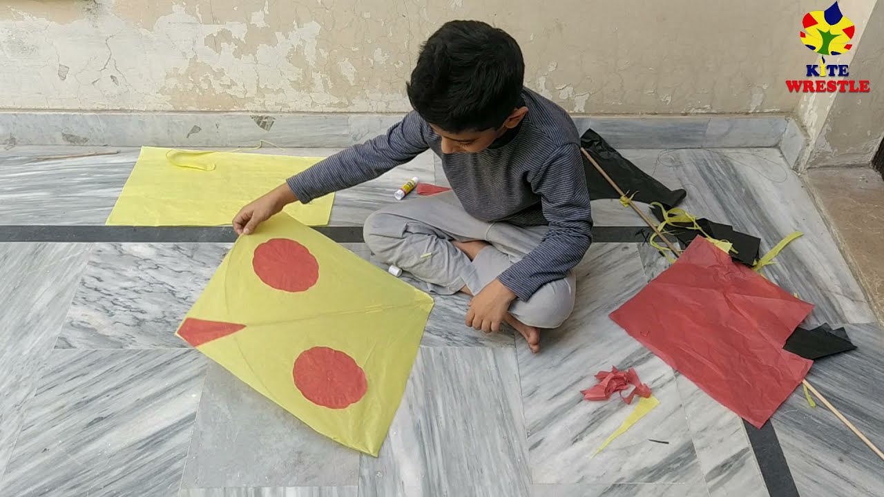 Chhotu Ustad made his kite own at home - Homemade kite flying by chhotu ustad - Diy kites