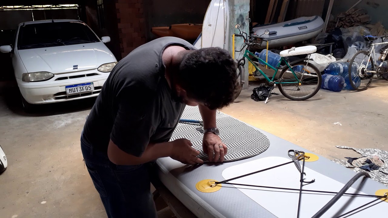 colando o  piso  da plancha de standup. simples pode fazer você mesmo!