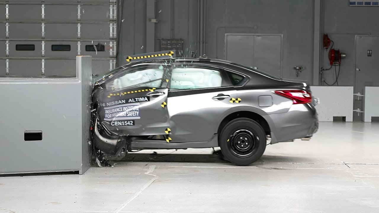2016 Nissan Altima driver-side small overlap IIHS crash test