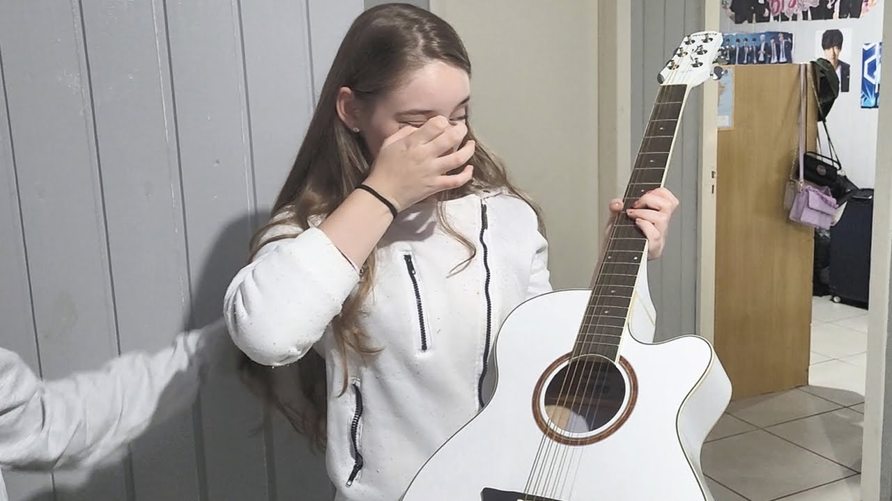 브라질 처제에게 인생 첫 기타를 선물해줬습니다.