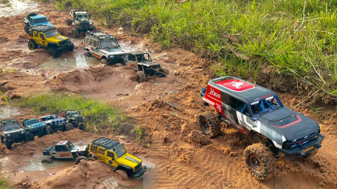 RC Off Road Cars Get Stuck in Deep Mud &ndash; They Must Help Each Other Escape&hellip;💦🚙🚗💪