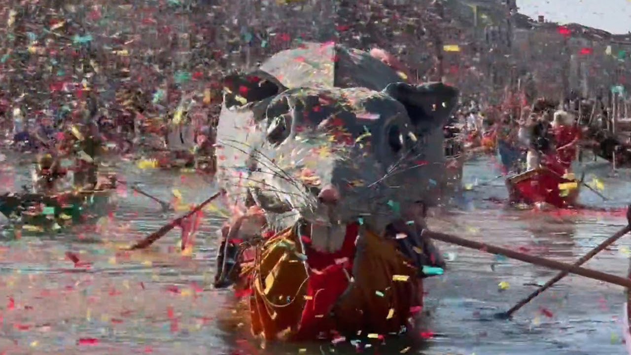 Carnevale di Venezia, folla di gente per lo scoppio della Pantegana