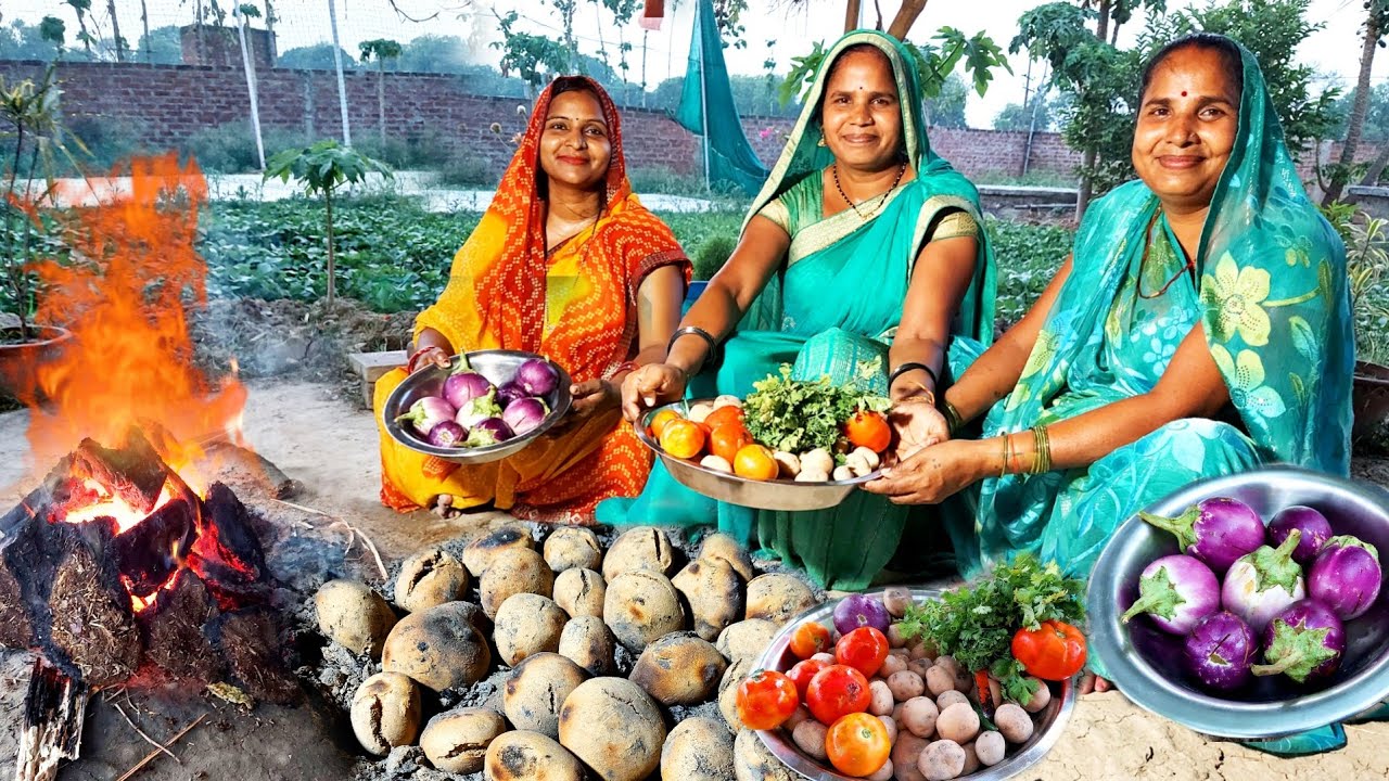 🙏उषा जी और बड़ी दीदी के साथ मिलकर बनाया गांव का मशहूर बट्टी चोखा और हमें पुराने दिन याद आगये😋😊