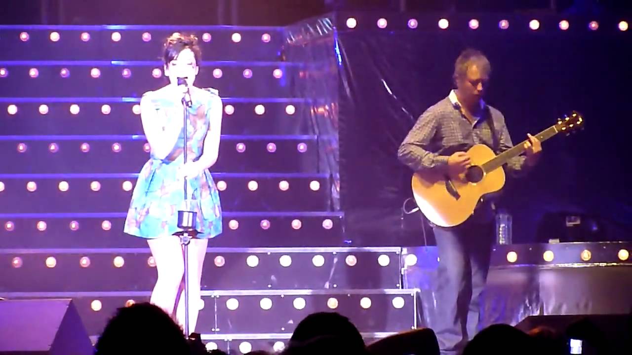 Naive (Kooks cover), by Lily Allen (@ Lotto Arena, October 2009) [HD]
