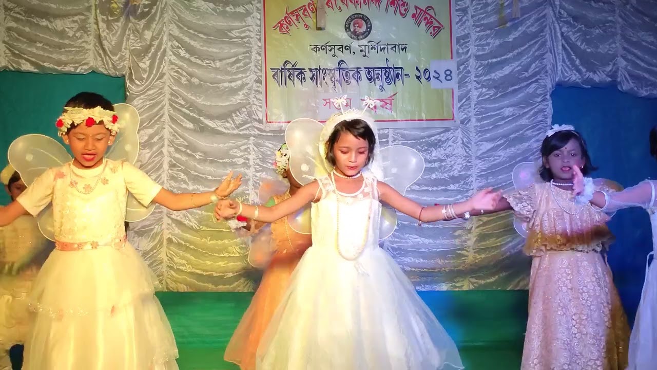 প্রজাপতি প্রজাপতি রঙিন পাখা তে নৃত্য । 