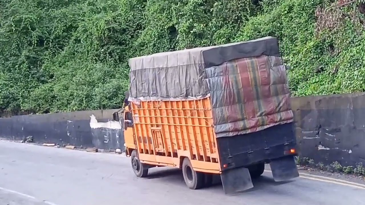 Truk tangki CPO berombongan ditanjakan kedabuhan