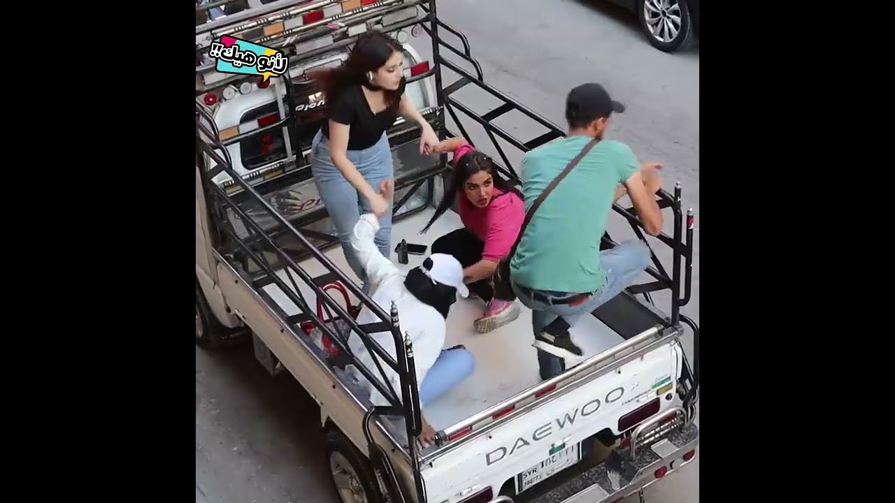 الصبايا شاريين سوزكي وعم يبيعو بطيخ عليها وججنوه للشب