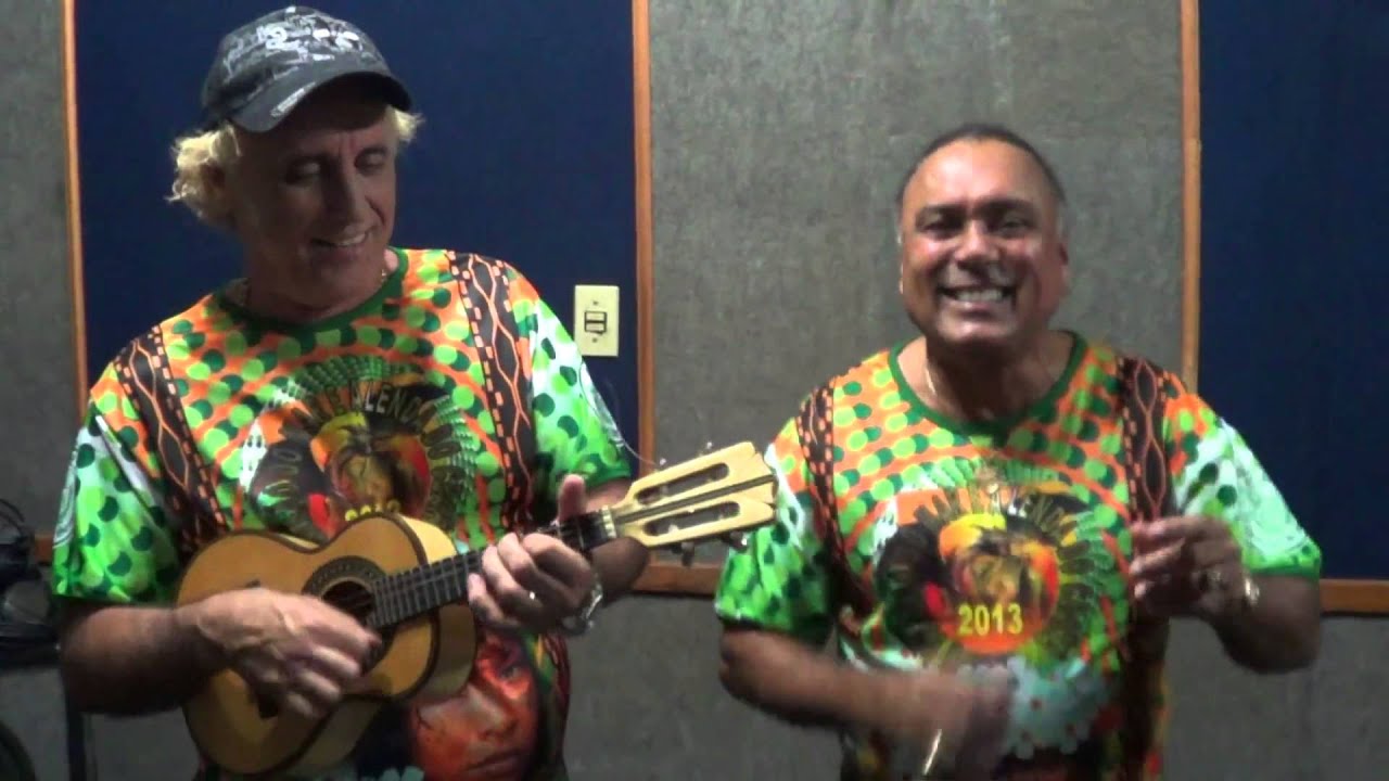 Paulinho Mocidade canta o samba da Santa Cruz para o Carnaval 2013