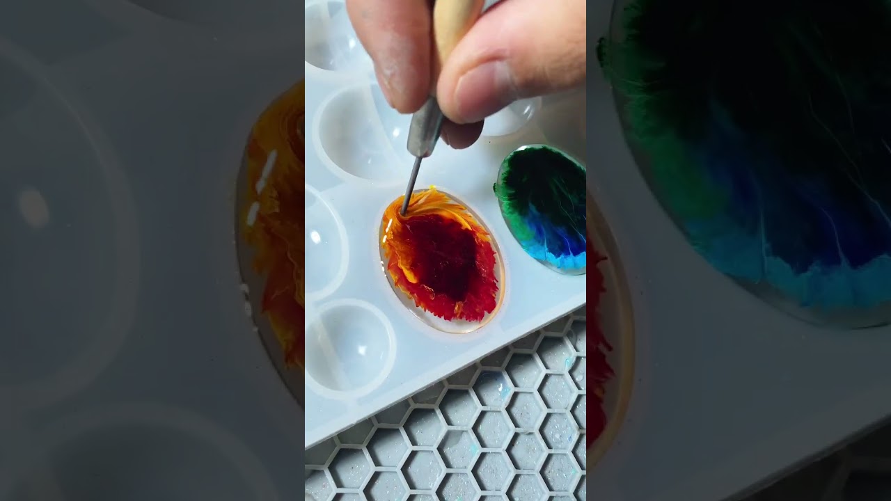 Immerse oneself in making resin jewelry necklaces.#janchun #art #resin #epoxy #diy #jewelry #red