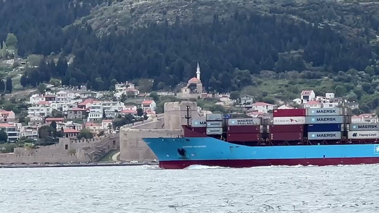 MAERSK NEWPORT in der Meerenge der Dardanellen auf dem Weg aus Istanbul (Ambarli) nach Port Said