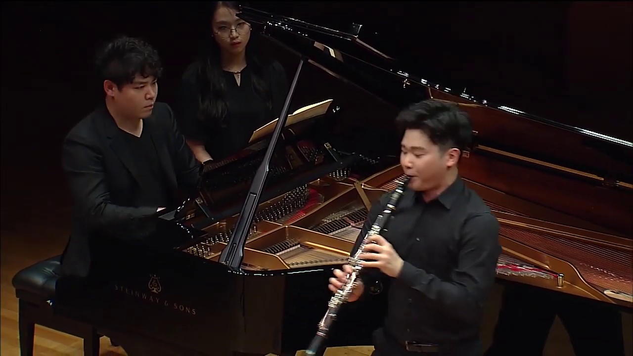 Han Kim plays Tema con variazioni by Jean Françaix