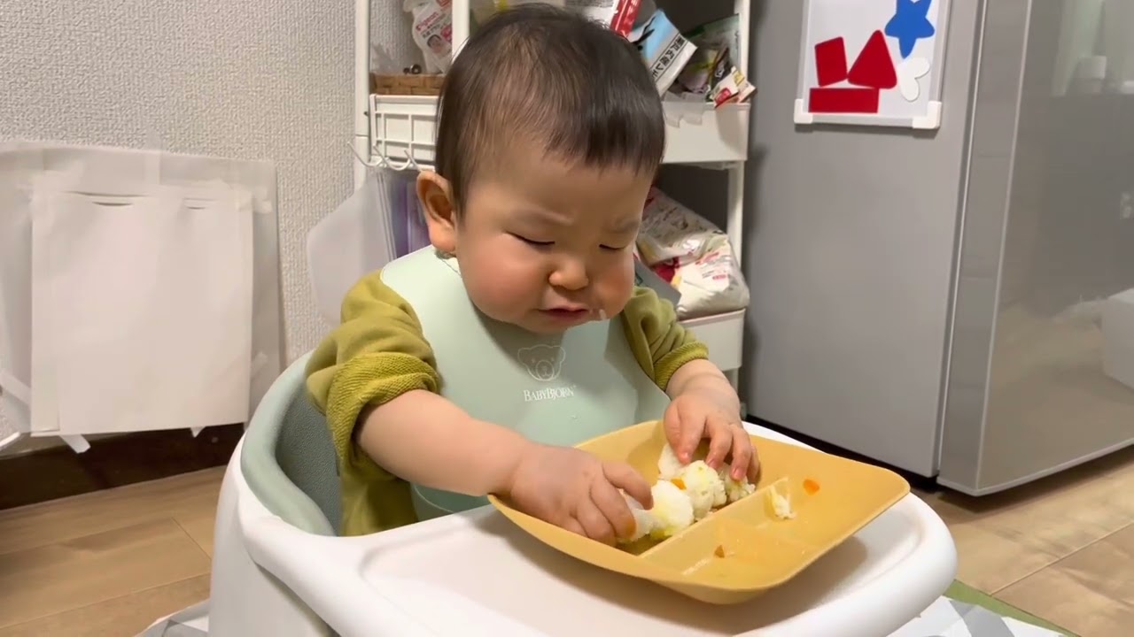 【1歳離乳食】ハンバーグとスープを食べるりっくんRikkun eating hamburger steak and soup