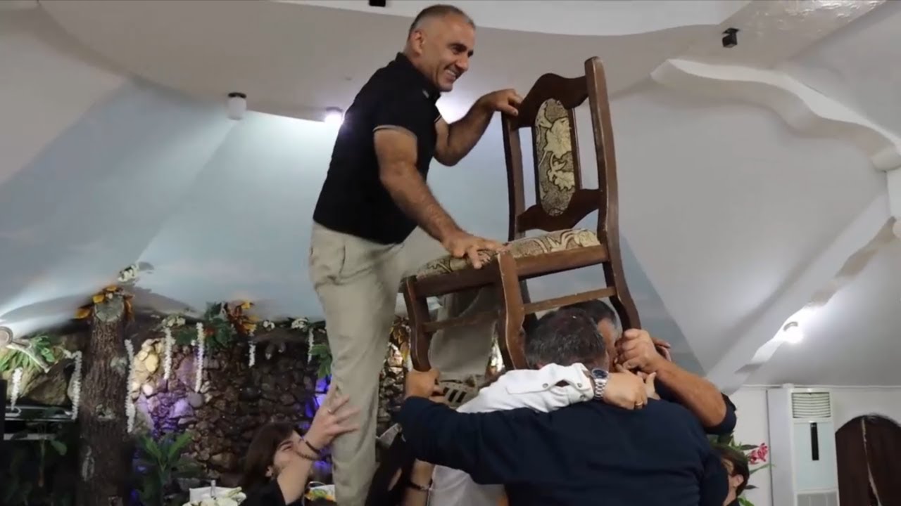 საუკუნის ტრიუკი,თამადა 3 მეტრის სიმაღლეზე აღმართულ სკამზე ავიდა იცეკვა👏Грузинский Тамада акробат