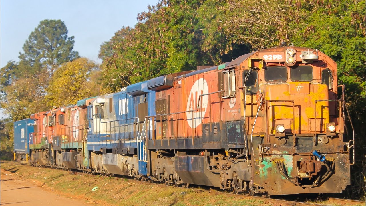 Trem de inspeção de via com 5 locomotivas chegando em Bauru-SP
