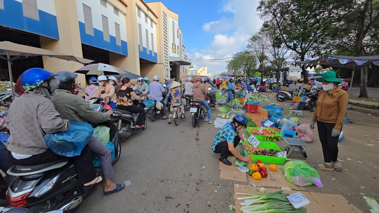 Chợ Bình Điền rau củ quả đổ đống