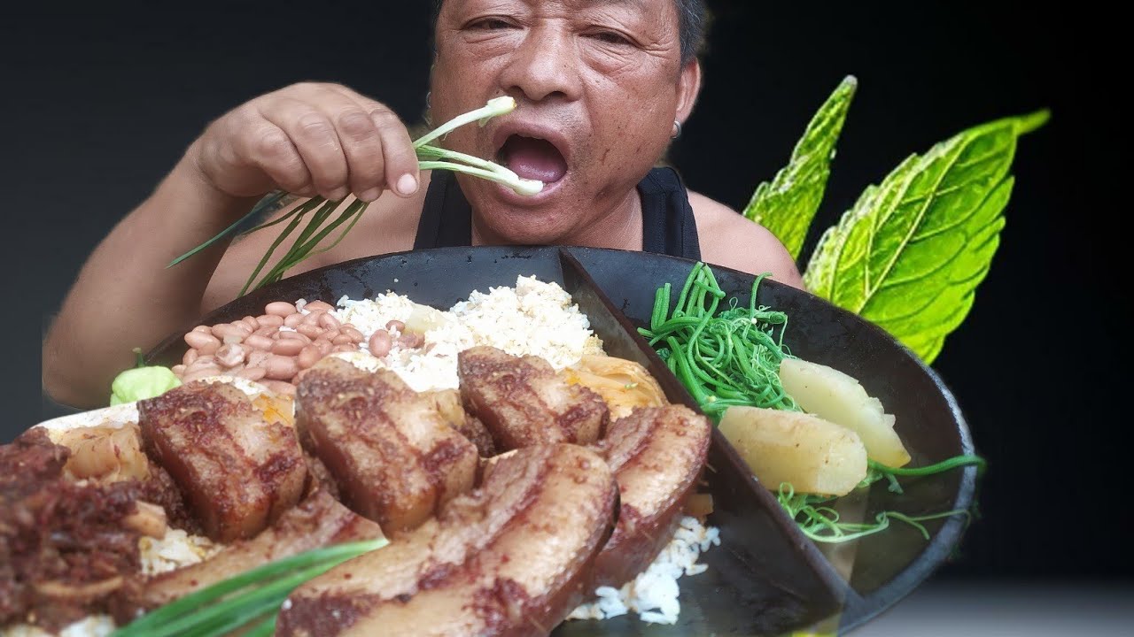 Eating huge smoke pork with kholar|@khipsvlog3739 ..