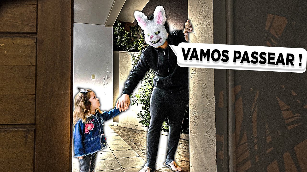 FLAGREI O COELHO MALVADO CHAMANDO MINHA IRMÃZINHA NA GARAGEM! (fiquei com muito medo)