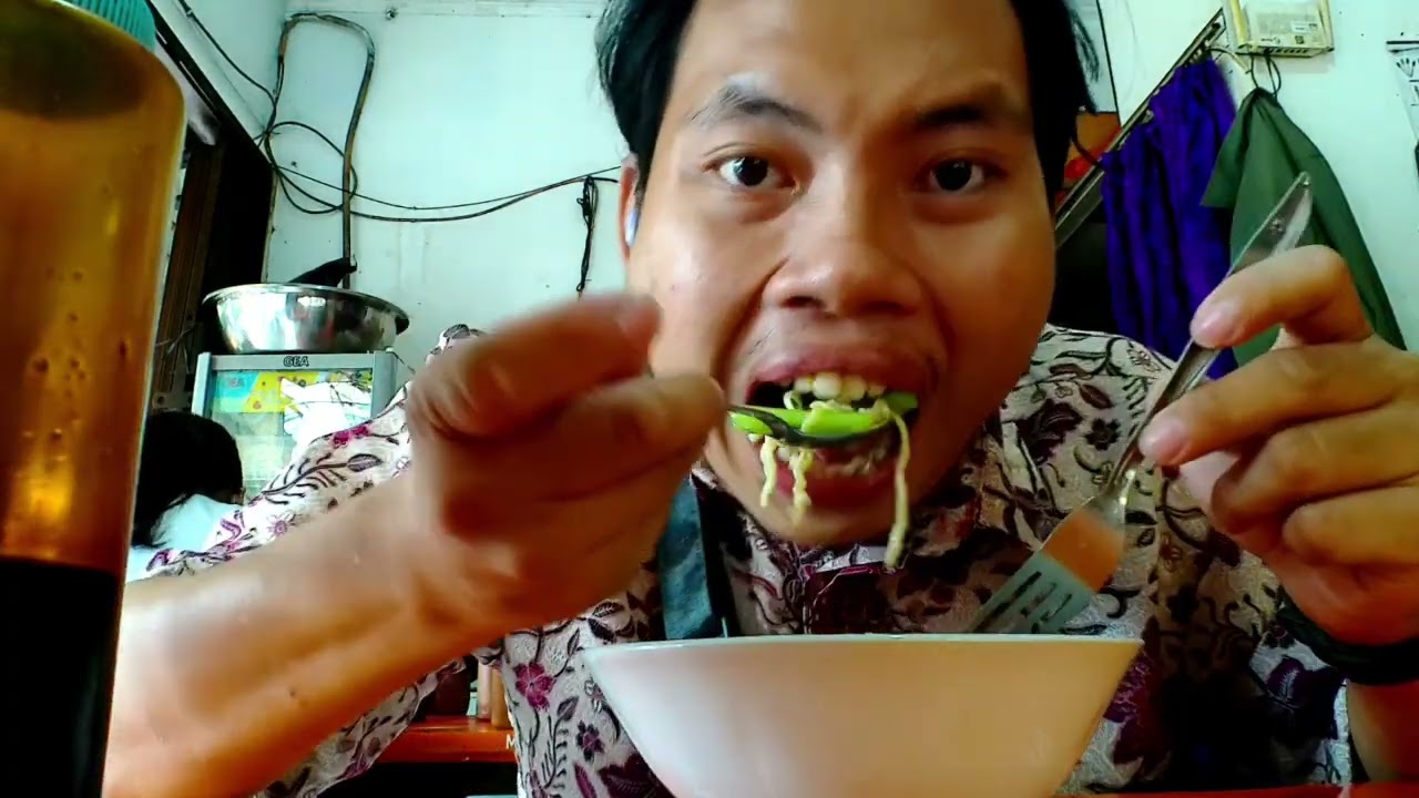 Sehabis gereja aku mampir makan  mie wonogiri  dulu brica AE3X 