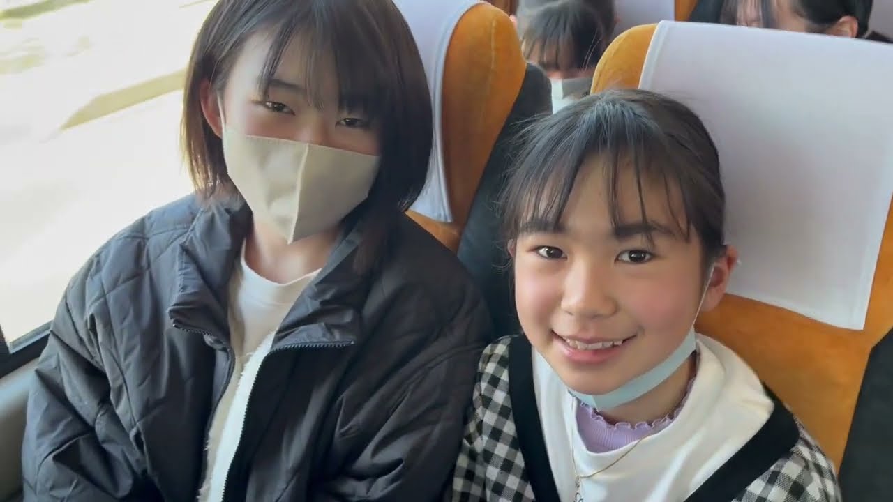 ともべ幼稚園　卒園生の集い　行きのバスの中