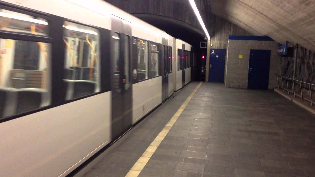MX3000 arriving Ellingsrudåsen Station