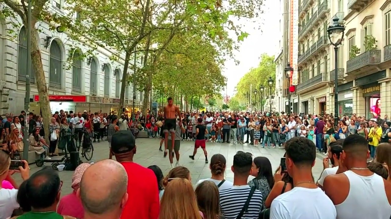 Breakdancing Avinguda del Portal de l'&Agrave;ngel, Barcelona, Портал Ангелов. Барселона. ноябрь 2022