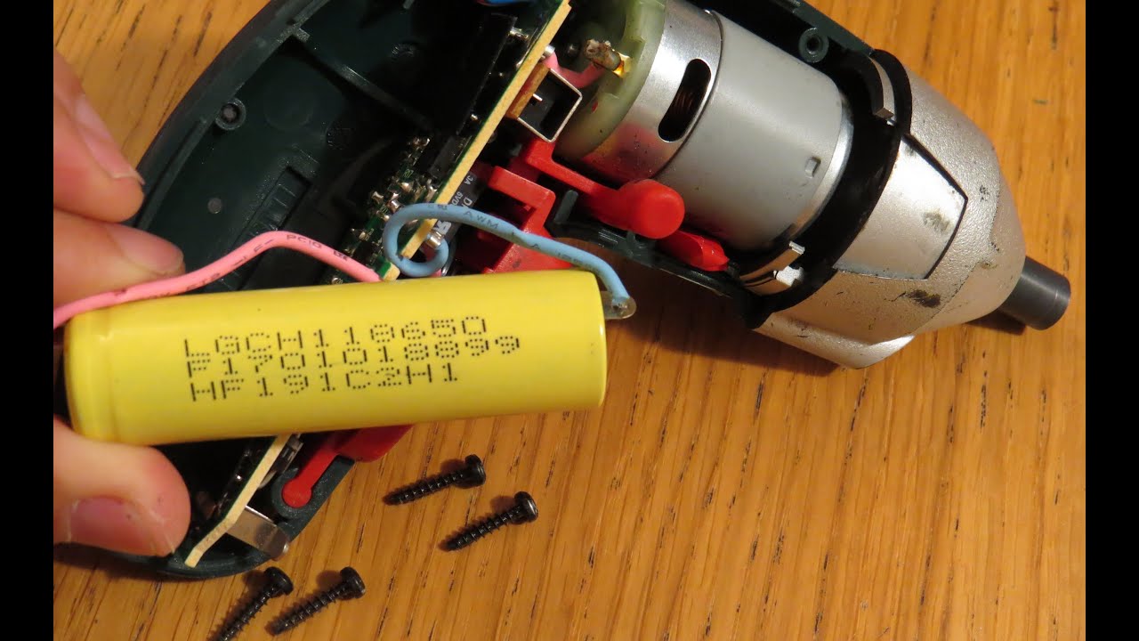 How to replace Bosch IXO Screwdriver battery . איך להחליף סוללה במברגת כיס בוש