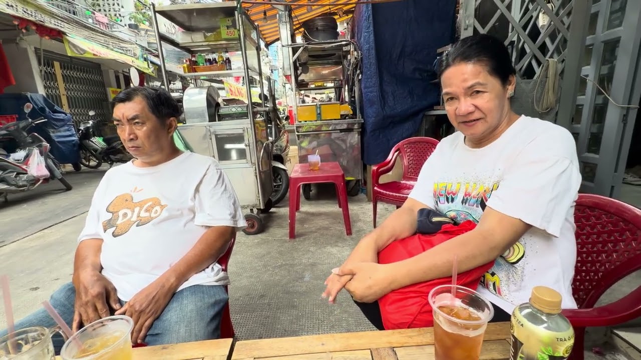 Sáng sớm mấy chị em LGBT ngồi uống nước tâm sự loài chim biển 