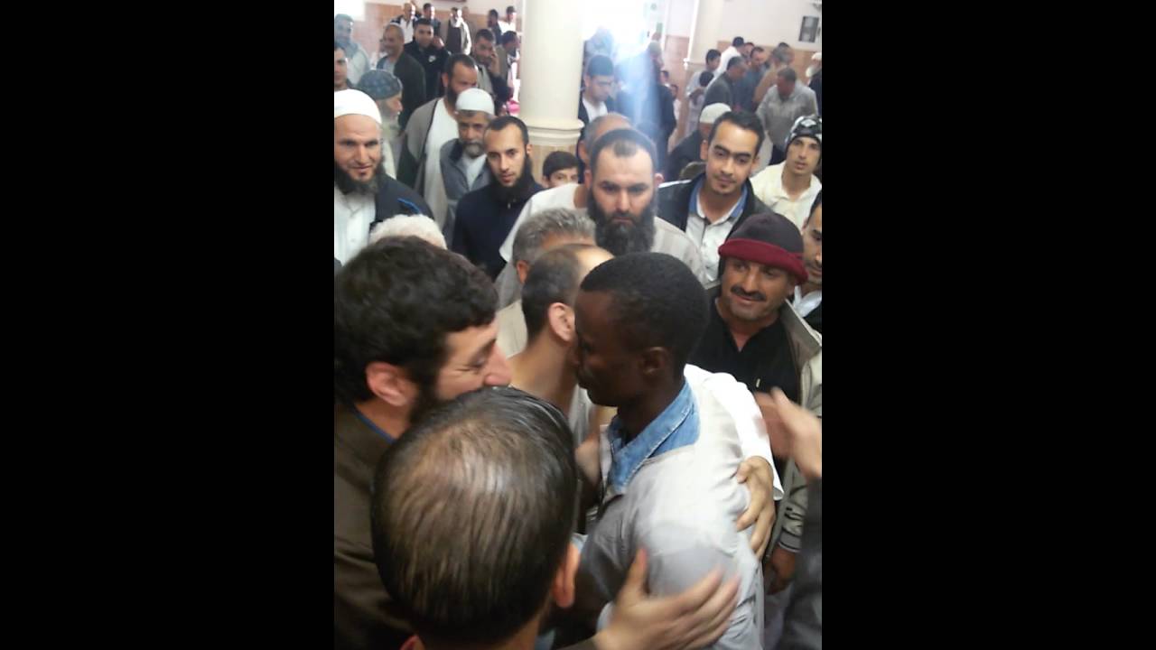 كاميروني يعتنق الإسلام ولله الحمد بي مسجد مالك بن نبي بي عين بنيان الجزائر العاصمة
