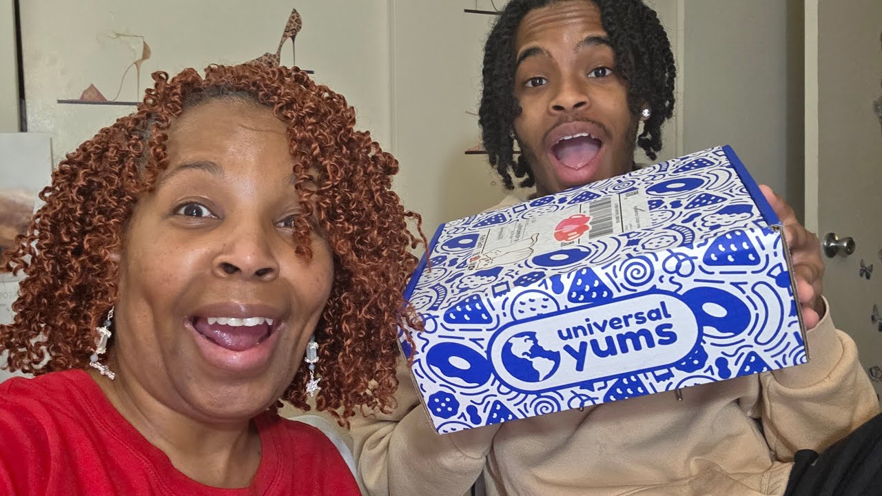 Мать и сын с удовольствием едят конфеты Universal Yums Box!!! Поехали в Италию!!!! #universalyums...