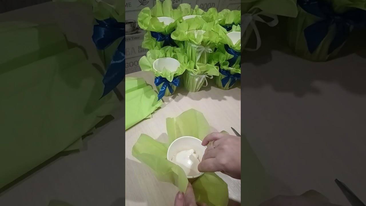 Упаковываю стаканы для букетов в тишью